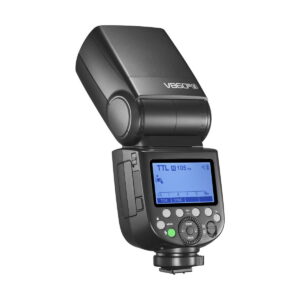 Godox-Ving-V860-III-TTL---Sony-2 Mustassa Godox Ving V860 III TTL-salamassa Sony-kameroille on digitaalinen näyttö asetuksineen, jossa on merkintä V860III. Kulmikas salamapää ja takaosan ohjauspainikkeet ovat selvästi näkyvissä.