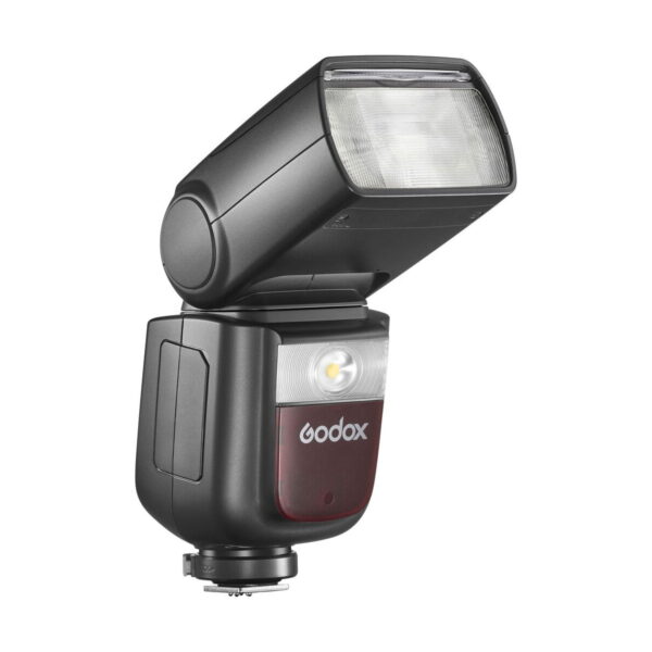 Godox-Ving-V860-III-TTL---fujifilm_4 Musta Godox Ving V860 III TTL-salama Fujifilm-kameroille, jossa on suorakulmainen, ylöspäin suunnattu pää ja joka on asennettu kuumakenkäjalustaan valkoista taustaa vasten.