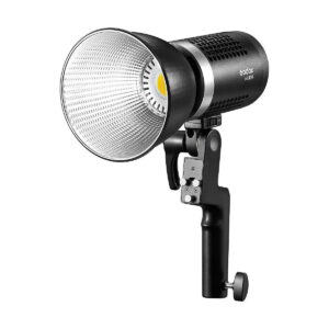 Godox ML60Bi LED-videovalo on musta-hopea LED-studiovalo, jossa on suuri heijastin, jossa on merkintä "Godox" ja joka on asennettu mustaan kahvaan, jossa on säätönupit.