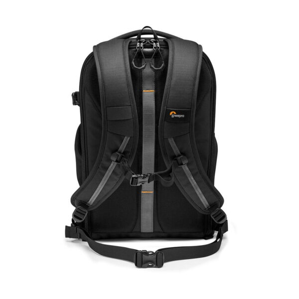Lowepro Flipside 300 AW III -kamerareppu, musta, näkyy selästä pehmustetuilla olkahihnoilla, rintaremmillä, vyötäröhihnalla ja hienovaraisella Lowepro-logolla vasemmassa hihnassa - suunniteltu mukavaan, ergonomiseen kantamiseen ja järjestettyyn varustukseen.