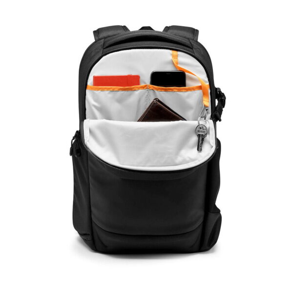 Lowepro Flipside 300 AW III -kamerareppu, musta, sisältää vetoketjuttoman etutaskun, jossa on järjestetyt lokerot punaiselle kannettavalle tietokoneelle, älypuhelimelle, ruskealle lompakolle ja avaimille avaimenperässä.