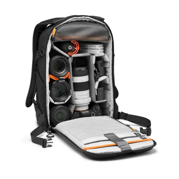Lowepro Flipside 300 AW III -kamerareppu, musta, on auki ja näyttää järjestetyt, pehmustetut lokerot, joissa on kameran objektiivit, kameran runko ja tarvikkeet. Sisätiloissa on verkkotaskuja sekä oranssit korostukset ja vetoketjut.