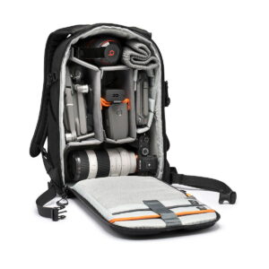 Lowepro Flipside 300 AW III -kamerareppu, musta on avattu ja avattu, ja siinä näkyy siististi järjestetyt lokerot, joissa on kamerarunko, useita objektiiveja, drone, kuulokkeet, laturit ja erilaisia valokuvaustarvikkeita.