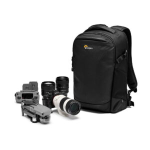 Lowepro Flipside 300 AW III -kamerareppu, musta, näkyy valkoisella pohjalla kameran objektiivin, kahden ylimääräisen objektiivin ja harmaan kauko-ohjaimella varustetun lennokin vieressä.
