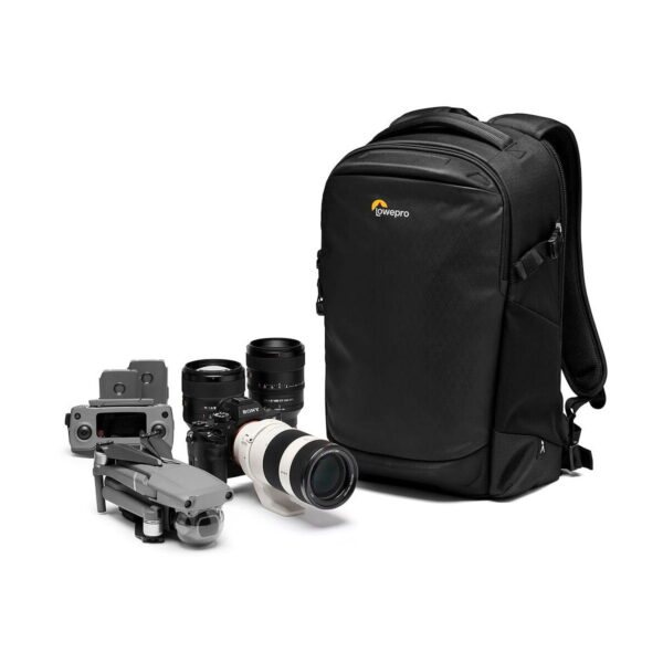 Lowepro Flipside 300 AW III -kamerareppu, musta, näkyy valkoisella pohjalla kameran objektiivin, kahden ylimääräisen objektiivin ja harmaan kauko-ohjaimella varustetun lennokin vieressä.