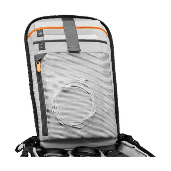 Lowepro Flipside 300 AW III -kamerareppu, musta, sisältää avoimen sisätilan, jossa on verkkotasku, johon mahtuu kelattu kaapeli, kaksi ohutta lokeroa, joissa on oranssit ja harmaat korostukset, ja pehmustetut osat pohjassa kameran objektiiveille.