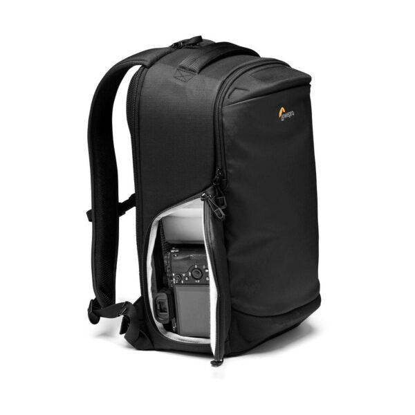 Lowepro Flipside 300 AW III -kamerareppu, musta, seisoo pystyasennossa, ja sen sivutasku avataan vetoketjulla, jolloin kamera paljastuu sisältä. Repussa on pehmustetut olkahihnat ja useita lokeroita organisoitua säilytystä varten.