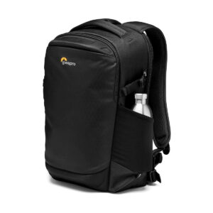 Mustan värinen Lowepro Flipside 300 AW III -kamerareppu, jossa on vesipullo sivutaskussa, vetoketjullinen päälokero ja yläkahva, kuvattuna valkoisella pohjalla.