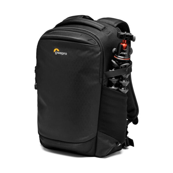 Lowepro Flipside 300 AW III -kamerareppu, musta, jossa on useita lokeroita, seisoo pystyssä. Pehmustetut olkahihnat ja sivutaskuun kiinnitetty JOBY Gorillapod -jalusta täydentävät sen tyylikästä muotoilua.