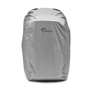 Lowepro Flipside 300 AW III kamerareppu, musta, sisältää asennetun sadesuojan, jonka etupuolella on Lowepron logo. Sileä, hieman heijastava suojus suojaa varusteitasi säältä.