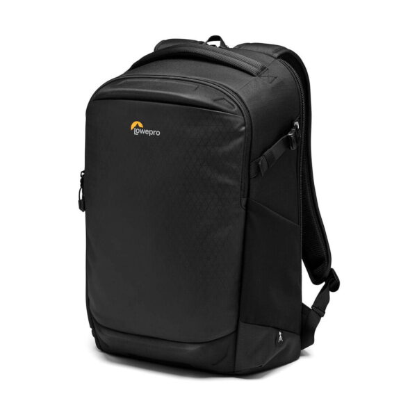 Lowepro Flipside 400 AW III -kamerareppu on tyylikäs musta reppu, jossa on yläkahva, pehmustetut olkahihnat, vetoketjullinen etulokero ja Lowepro-logo etupaneelin yläosassa.