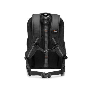 Lowepro Flipside 400 AW III -kamerareppu, musta näkyy takaa valkoisella pohjalla, ja siinä on pehmustetut olkahihnat, rintaremmi, vyötäröhihna ja Lowepron logo oikeassa hihnassa.