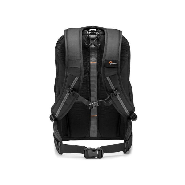 Lowepro Flipside 400 AW III -kamerareppu, musta näkyy takaa valkoisella pohjalla, ja siinä on pehmustetut olkahihnat, rintaremmi, vyötäröhihna ja Lowepron logo oikeassa hihnassa.