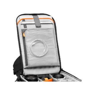 Lowepro Flipside 400 AW III -kamerareppu (musta) on kuvassa kansi avattuna, jolloin esiin paljastuu järjestetyt lokerot objektiiveille ja tarvikkeille, verkkovetoketjullinen tasku, jossa on kaapeli, ja pehmustetut väliseinät kameravarusteille.