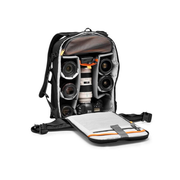 Lowepro Flipside 400 AW III -kamerareppu, musta, avautuu ja paljastaa järjestetyt lokerot, joissa on kameran objektiivit, kamerarunko ja varusteita. Sen makuuasentoon asetetusta kannesta paljastuu pehmustettu sisäpuoli turvallista säilytystä varten.