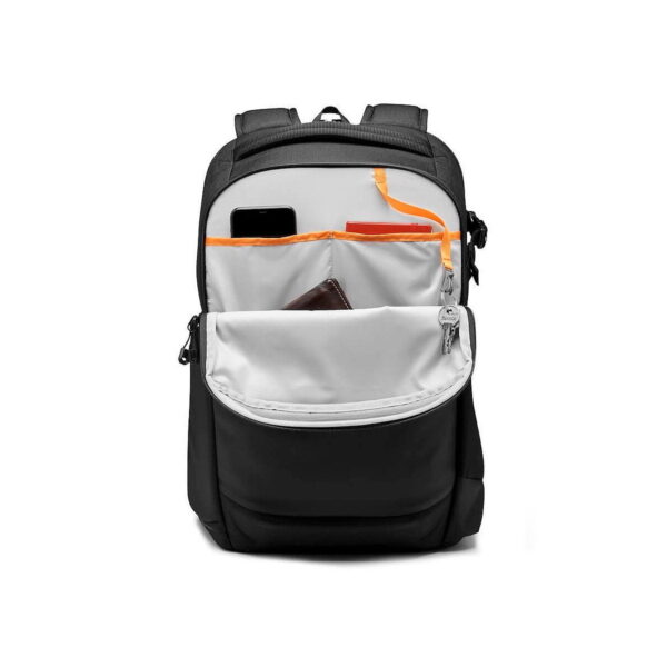 Lowepro Flipside 400 AW III -kamerareppu, musta, jonka etutasku on avattu vetoketjulla, paljastaa järjestäytyneet lokerot välttämättömille tavaroille, kuten älypuhelimelle, lompakolle, avaimille ja punaiselle muistikirjalle vaaleanharmaata sisustusta vasten.