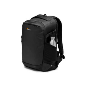 Lowepro Flipside 400 AW III -kamerareppu, musta, jossa on vetoketjullinen etutasku ja hopeinen juomapullo sivutaskussa, valkoisella pohjalla.