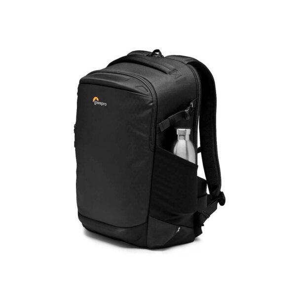Lowepro Flipside 400 AW III -kamerareppu, musta, jossa on vetoketjullinen etutasku ja hopeinen juomapullo sivutaskussa, valkoisella pohjalla.