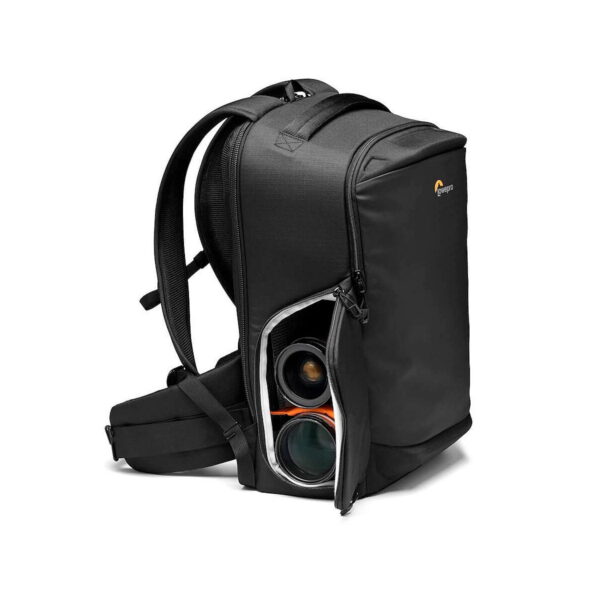 Lowepro Flipside 400 AW III -kamerareppu, musta sisältää osittain avoimen sivuvetoketjun, josta näkyy kaksi suurta kameran objektiivia sisällä, sekä pehmustetut olkahihnat ja vyötäröhihnan lisätukea varten.