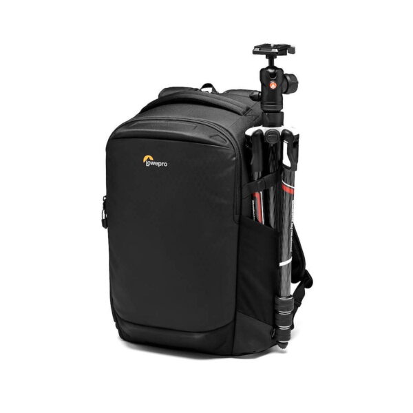 Lowepro Flipside 400 AW III -kamerareppu, musta, jalusta sivutaskussa, valkoisella pohjalla.