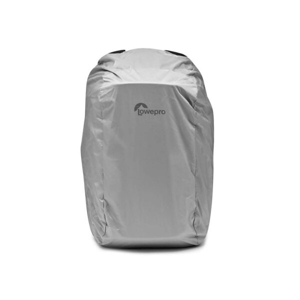 Lowepro Flipside 400 AW III -kamerareppu, musta on harmaa suojus, joka suojaa repun täysin säältä. Lowepro-logo näkyy etukeskellä, jossa on pelkkä valkoinen tausta.