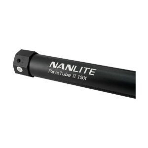 Nanlite_PavoTube_II_15X_016 Lähikuva NANLITE PavoTube II 15X 1kit mustasta LED-valoputkesta, jonka kyljessä on valkoisella painettu tuotemerkki ja mallinimi.