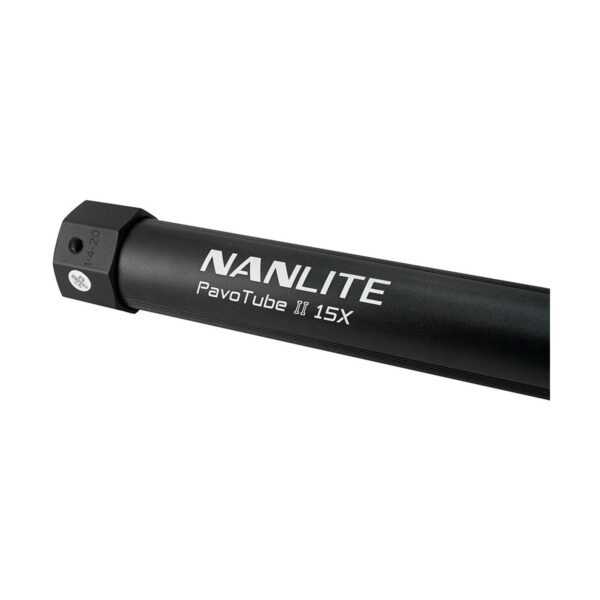 Nanlite_PavoTube_II_15X_016 Lähikuva NANLITE PavoTube II 15X 1kit mustasta LED-valoputkesta, jonka kyljessä on valkoisella painettu tuotemerkki ja mallinimi.