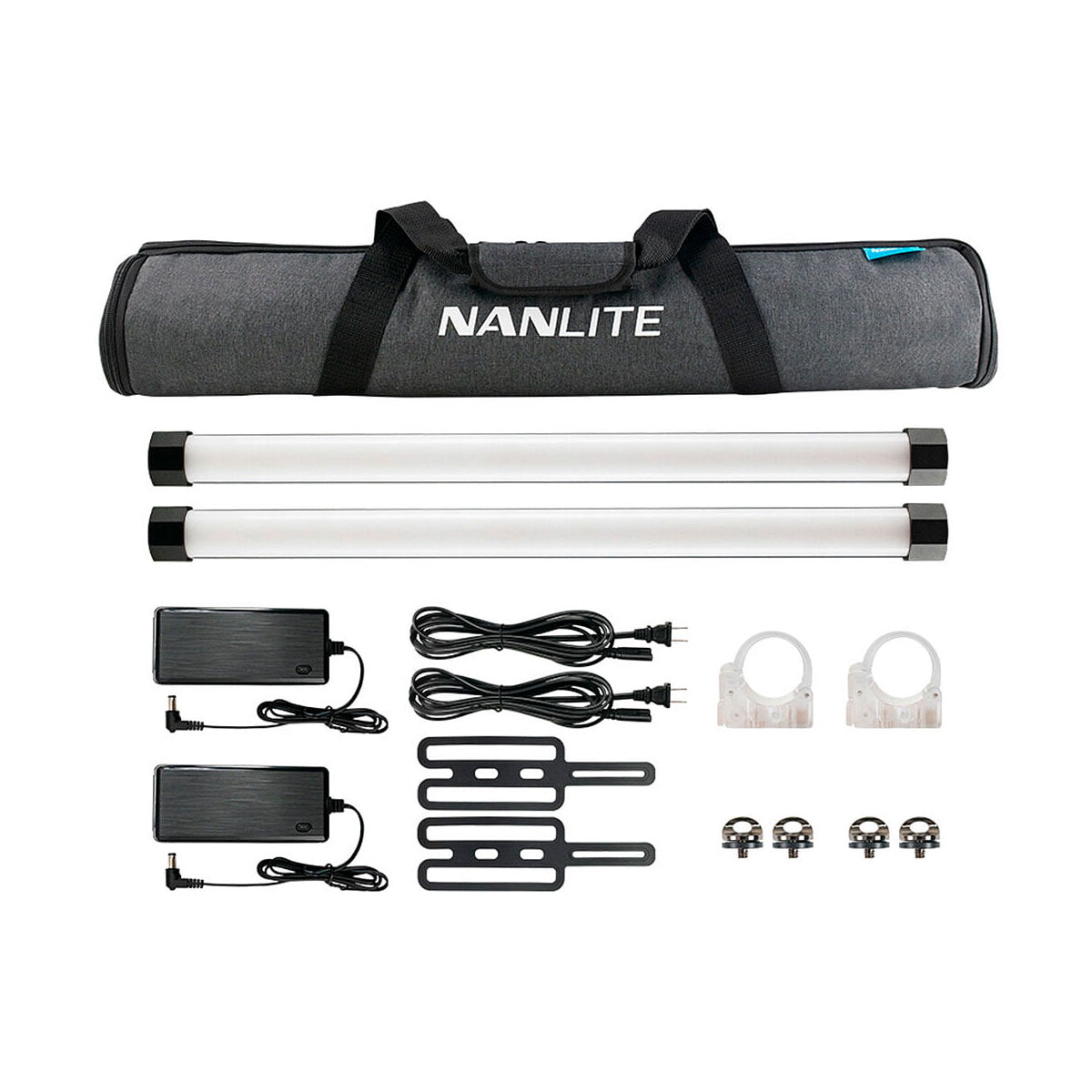 NANLITE PavoTube II 15X 2kit sisältää harmaan kantolaukun, kaksi putkivalaisinta, virta-adapterit johtoineen, kiinnityskannattimet, neljä metallista kiinnikettä ja kaksi valkoista kiinnikekiinnikettä - kaikki siististi järjestettynä.