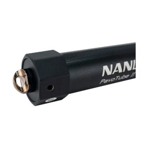Lähikuva NANLITE PavoTube II 30X 1kit -putken toisesta päästä, jossa on musta kuusikulmainen päätykorkki, jossa on metallinen kiinnityskohta ja osa putken tuotemerkistä näkyy sivulla.