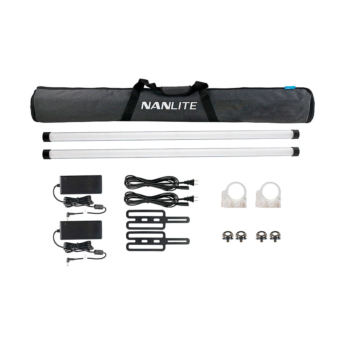 NANLITE PavoTube II 30X 2kit sisältää mustan kantolaukun, kaksi putkivalaisinta, kaksi virtalähdettä kaapeleineen, kaksi kirkasta kiinnityskorvaketta, kaksi mustaa kiinnityslevyä ja neljä pientä kiinnitysruuvia.