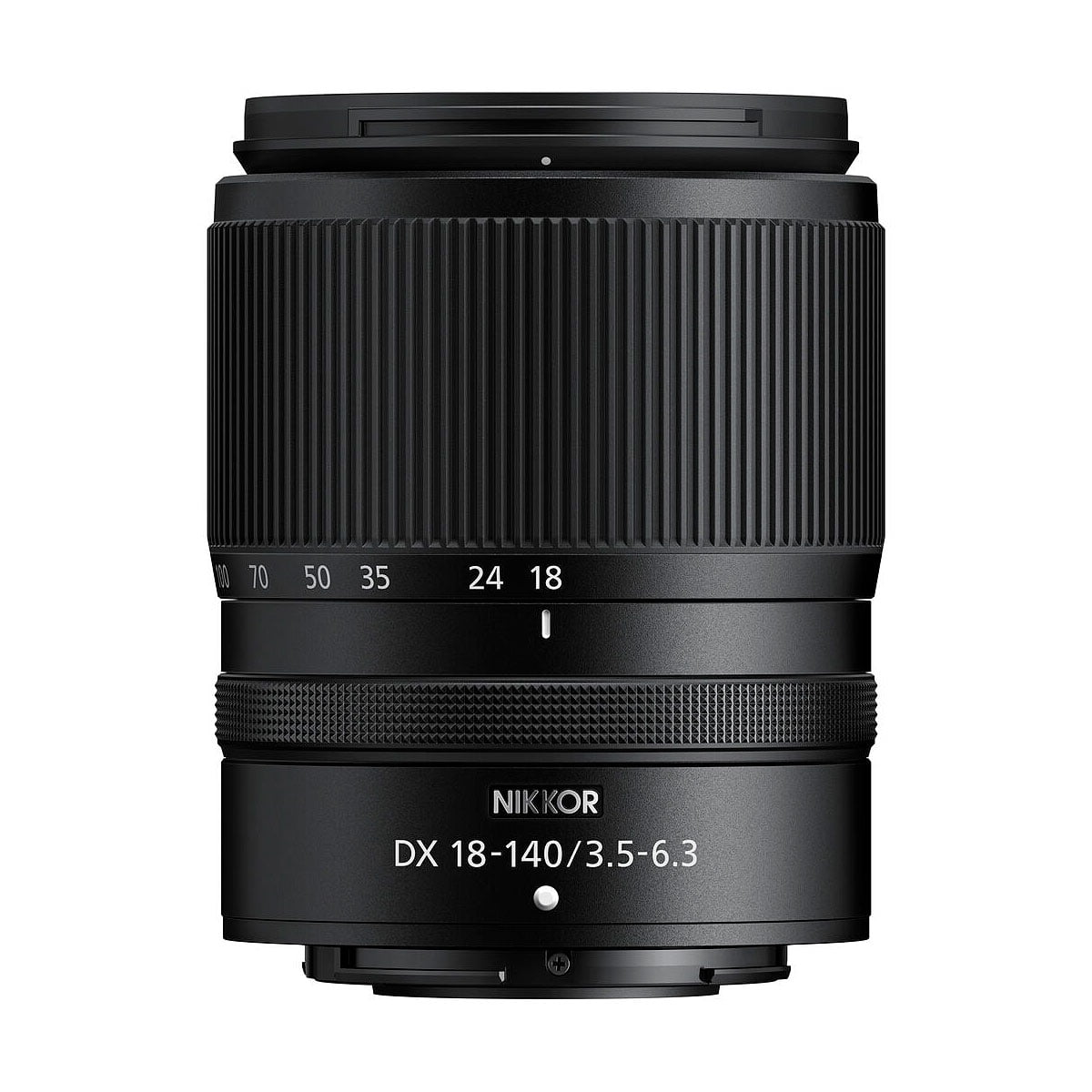 Nikon Nikkor Z DX 18-140mm f/3.5-6.3 VR -objektiivi seisoo pystyasennossa valkoista taustaa vasten, ja sen etupuolella on zoomaus- ja tarkennusrenkaat, polttovälin merkinnät ja mallin tiedot.