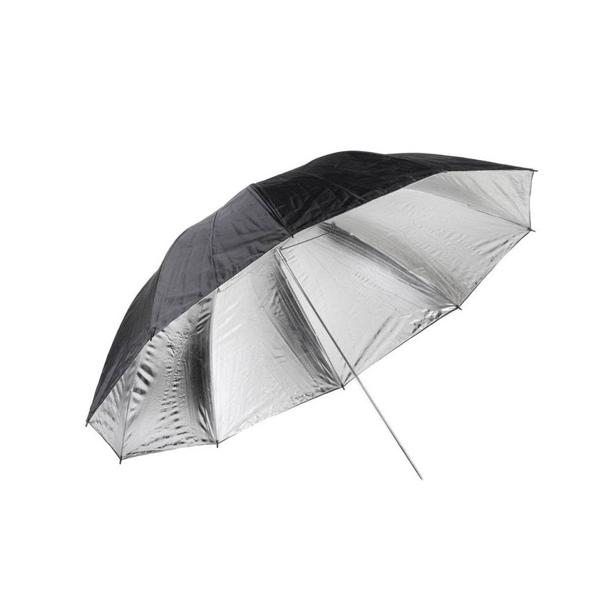 Quadralite 150cm Silver -sateenvarjo, jossa on musta ulkopinta ja heijastava hopeinen sisäpinta, näkyy avattuna ja sivulle suunnattuna valkoista taustaa vasten.
