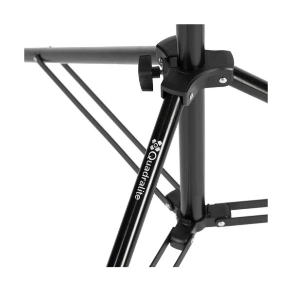 Lähikuva Quadralite AIR Pneumatic Light Stand 395cm -valaisinjalustasta, jossa on musta metallirakenne ja näkyvät nivelet ja tukiraudat. Quadralite-logo on painettu yhteen jalkaan valkoista taustaa vasten.