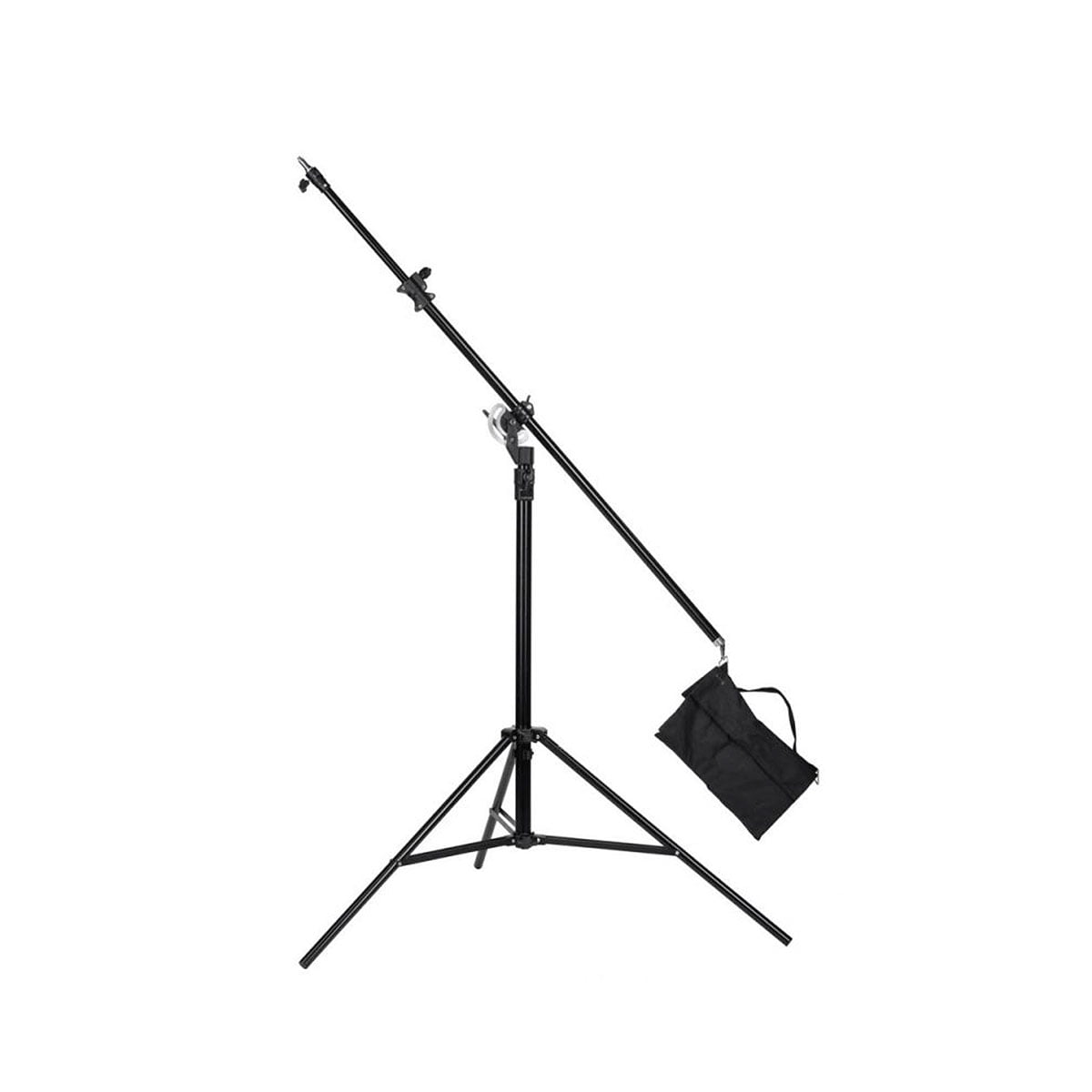 Quadralite Boom Multi Studio Tripod, jossa on musta jalustan pohja, säädettävä vaakavarsi ja takaosan hiekkasäkki vastapainoksi, on kuvassa valkoista taustaa vasten.
