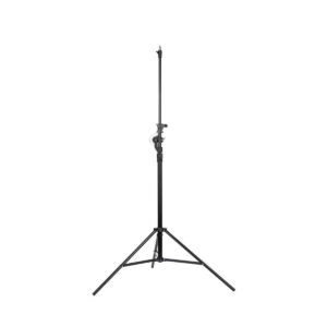 Quadralite Boom Multi Studio Tripod, kuvassa mustalla säädettävällä kolmijalkaisella jalustalla ja pystytolpalla, on suunniteltu valokuvaus- tai videolaitteiden tukemiseen. Näytetään tavallista valkoista taustaa vasten.
