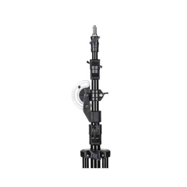 Quadralite Boom Multi Studio Tripod on musta säädettävä jalusta, jossa on useita lukituskiinnikkeitä ja metallinen kiinnitystappi yläosassa, kuvassa valkoista taustaa vasten.