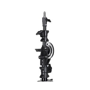 Quadralite Boom Multi Studio Tripod, musta metallinen C-teline, jossa on säädettävät varret, nupit ja hopeanvärinen pyöreä kahva valaisimien tai laitteiden tukemiseen studiossa, on kuvassa pystysuorassa valkoista taustaa vasten.