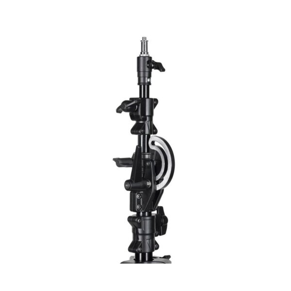 Quadralite Boom Multi Studio Tripod, musta metallinen C-teline, jossa on säädettävät varret, nupit ja hopeanvärinen pyöreä kahva valaisimien tai laitteiden tukemiseen studiossa, on kuvassa pystysuorassa valkoista taustaa vasten.