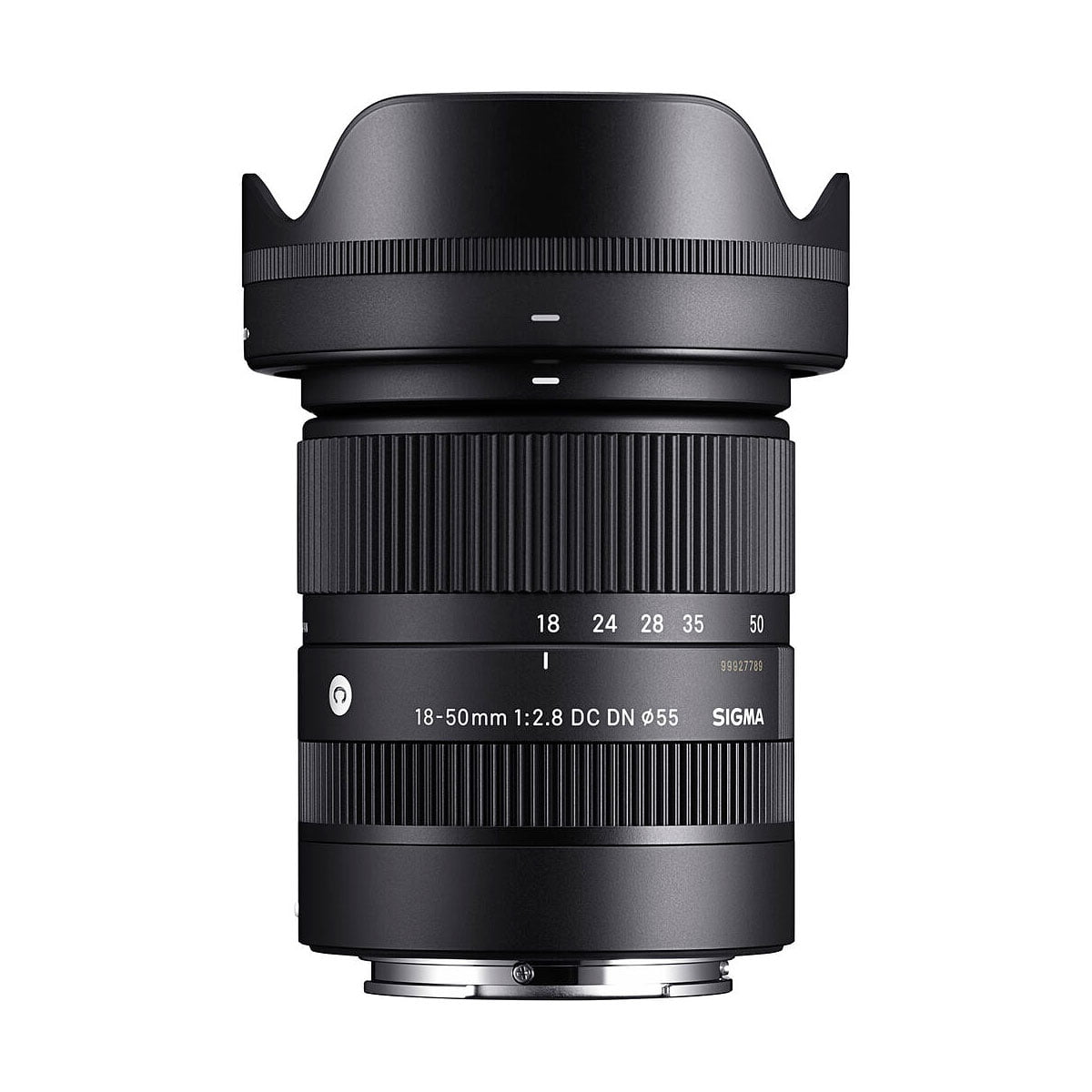 Musta Sigma 18-50mm f/2.8 DC DN Contemporary -objektiivi, Sony E näkyy pystyssä terälehdellä varustetun hupun kanssa valkoista taustaa vasten. Objektiivin merkinnät ja tuotemerkin logo näkyvät tynnyrissä.