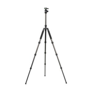 Sirui MT-2204 + MT-20, musta kolmijalkainen kamerajalusta, jossa on kuulapääkiinnitys, on täysin ulosvedetty ja seisoo pystyssä valkoisella pohjalla.