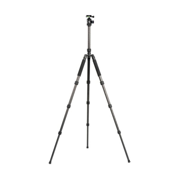 Sirui MT-2204 + MT-20, musta kolmijalkainen kamerajalusta, jossa on kuulapääkiinnitys, on täysin ulosvedetty ja seisoo pystyssä valkoisella pohjalla.
