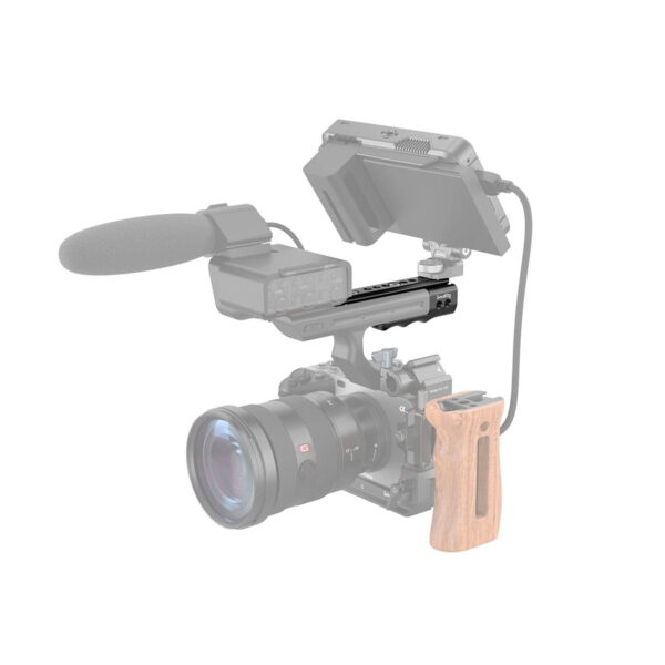 SmallRig 3490 Sony FX3 XLR Handle Extension Rig on esitetty valkoisella pohjalla, ja siinä on objektiivi, asennettu puinen sivukahva, ulkoinen mikrofoni ja yläpuolinen näyttö.