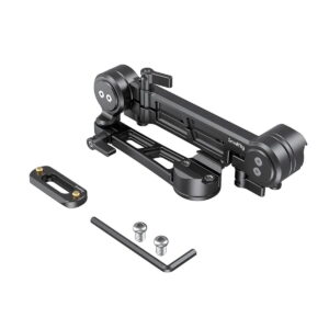 SmallRig 3507 Adjustable EVF Mount with NATO Clamp, mustaa metallia, jossa on säädettävät varret, sisältää kaksi ruuvia, pienen metallilevyn ja L-muotoisen kuusiokoloavaintyökalun, jotka kaikki näkyvät valkoisella pohjalla.