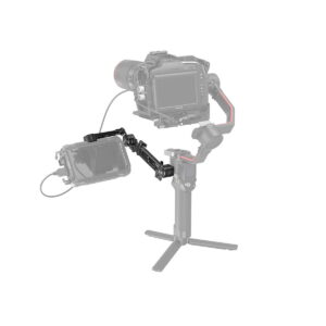 Kamera on asennettu SmallRig 3507 Adjustable EVF Mount with NATO Clamp -kiinnikkeellä varustettuun kameraan, jossa on ulkoinen näyttö säädettävän varren ja liitäntäkaapelin avulla, kaikki eristettynä valkoiselle taustalle.