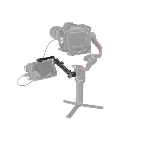 Kamera on asennettu SmallRig 3507 Adjustable EVF Mount with NATO Clamp -kiinnikkeellä varustettuun kameraan, jossa on ulkoinen näyttö säädettävän varren ja liitäntäkaapelin avulla, kaikki eristettynä valkoiselle taustalle.