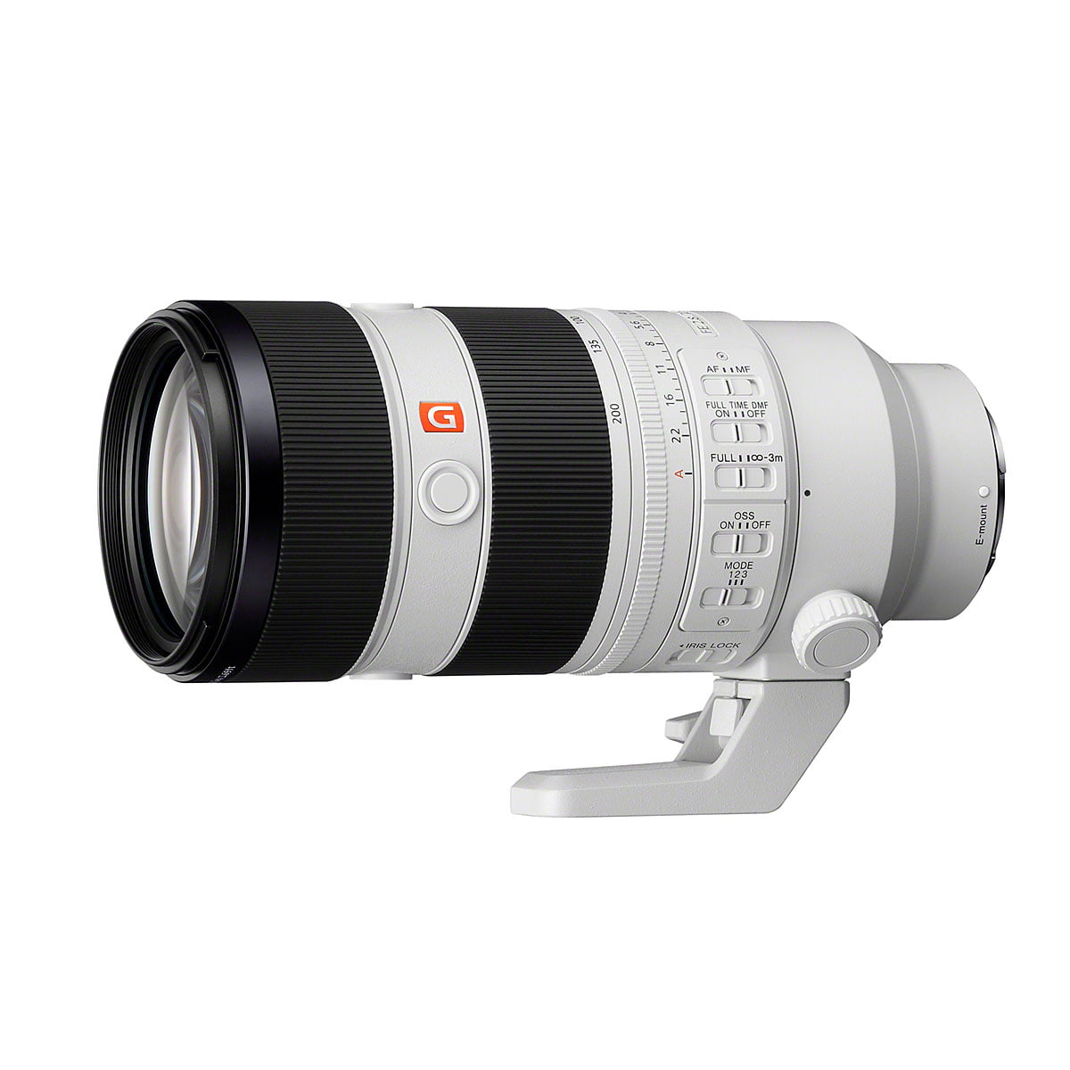 Sony FE 70-200mm f/2.8 GM OSS II -objektiivi, jossa on valkoinen runko, jossa on mustia ja hopeisia korostuksia, ohjauskytkimiä ja jalustakiinnitys, on kuvattu valkoisella taustalla. Lisävaihtohyvitys 100€.