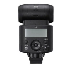 Musta Sony HVL-F46RM -salamalaite, jossa on LCD-näyttö, ohjauspainikkeet, valintakiekko ja pyörivä pää, takaapäin valkoista taustaa vasten.