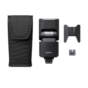 Sony HVL-F46RM -salama, jossa on suojakotelo, leveä diffuusori ja kiinnityssovitin valkoisella pohjalla.