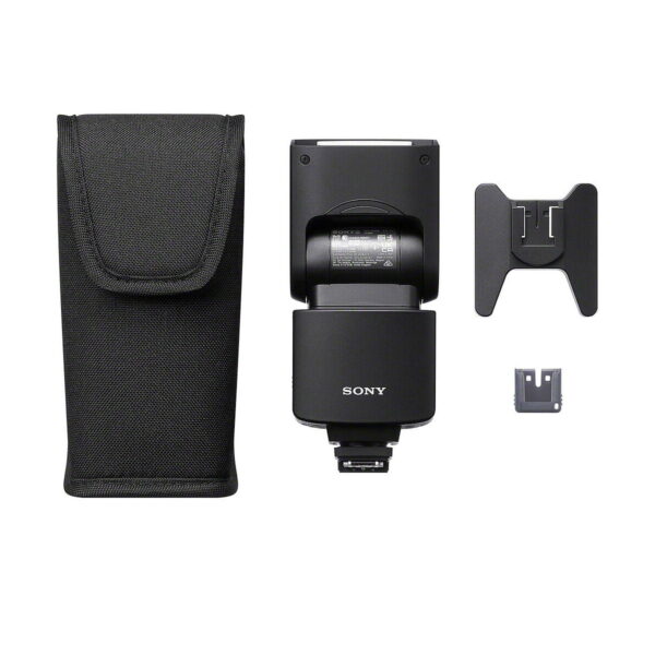 Sony HVL-F46RM -salama, jossa on suojakotelo, leveä diffuusori ja kiinnityssovitin valkoisella pohjalla.