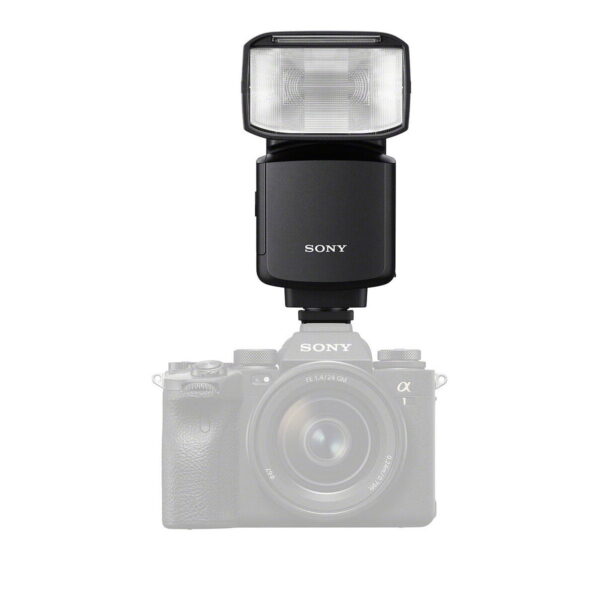 Musta Sony HVL-F60RM2 -salama on asennettu osittain läpinäkyvän Sony Alpha -peilittömän kameran ja objektiivin päälle valkoista taustaa vasten.